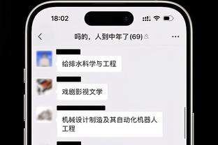 场面十分火爆！罗马德比战中双方球迷在看台朝对方互射烟火